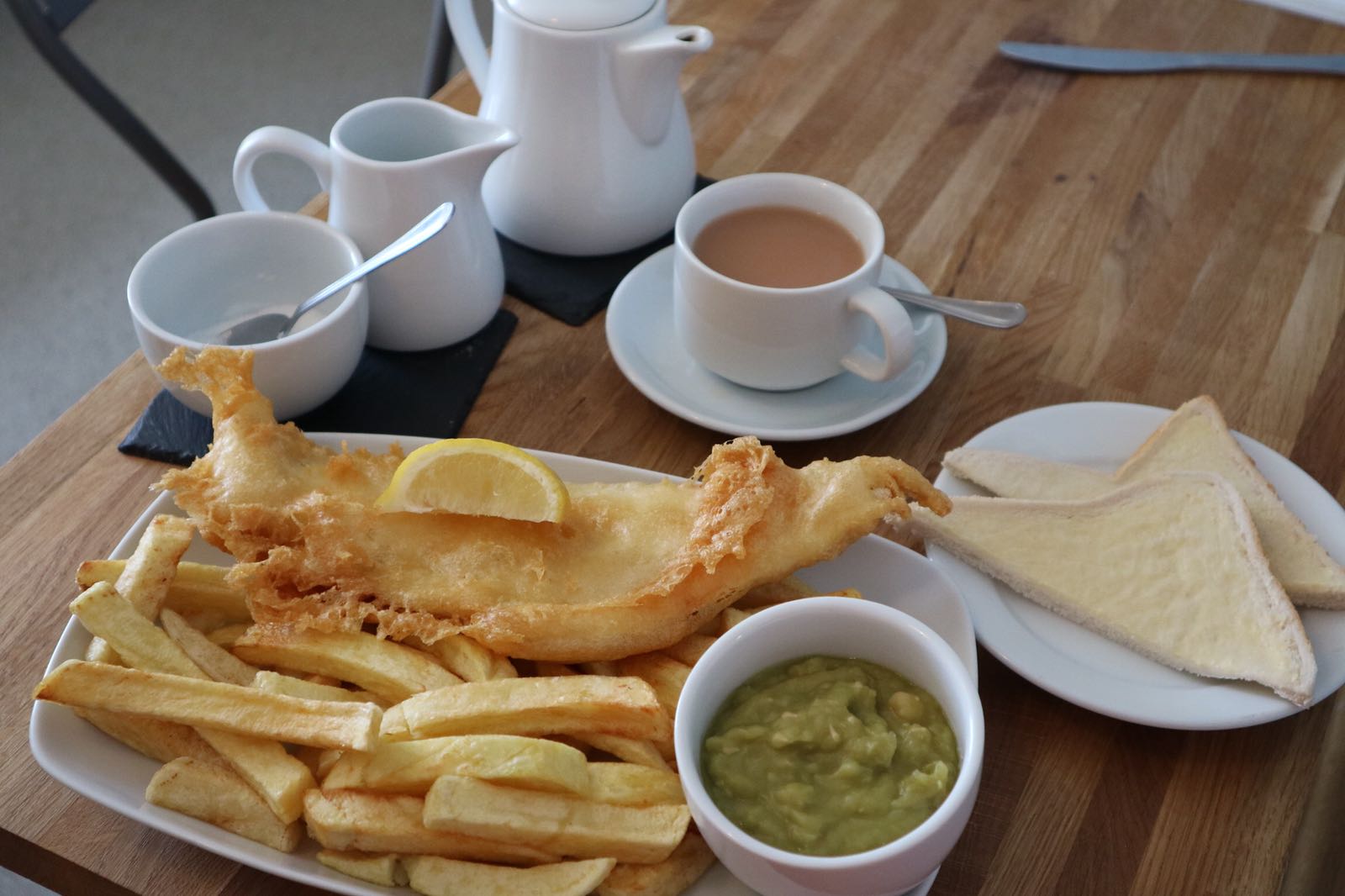 Cafe fish & chips meal